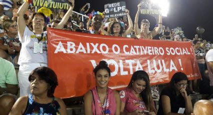 Organização do Desfile das Campeãs no RJ tenta censurar faixa na arquibancada