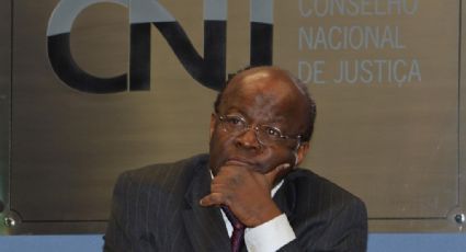 Joaquim Barbosa terá de indenizar repórter que mandou “chafurdar no lixo”