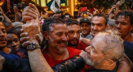 Cena histórica em Chapecó: Lula passa por agressores protegido por cordão popular