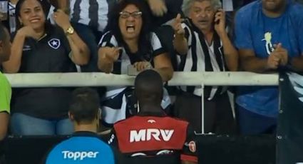 Torcedora do Botafogo é flagrada proferindo ofensas racistas a jogador negro do Flamengo