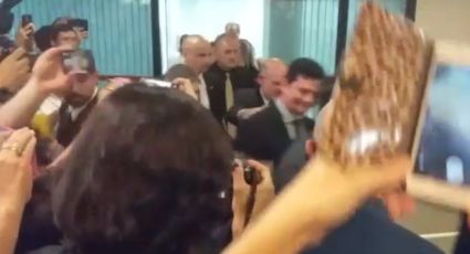 Moro é recebido aos gritos de "golpista" na PUC-RS