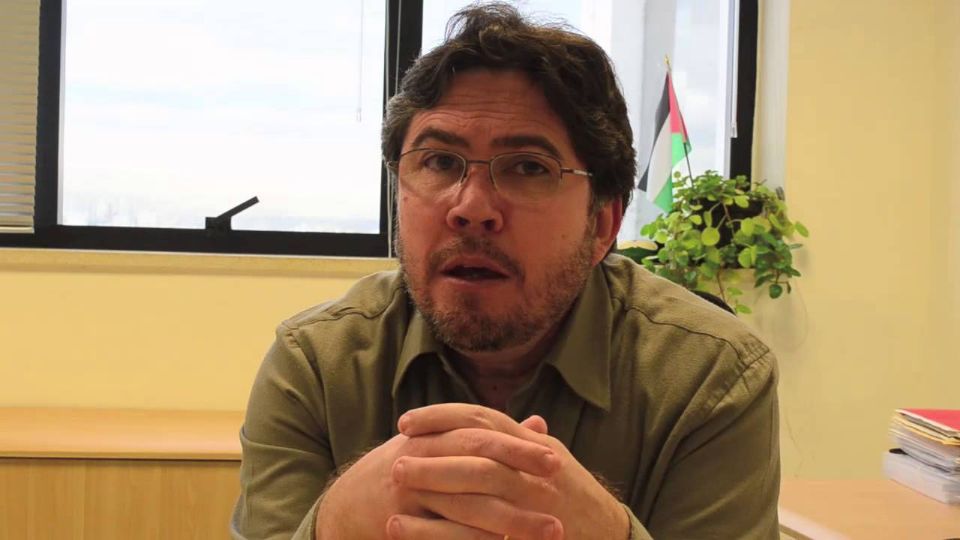 Leonardo Severo acrescenta que o livro denuncia a manipulação dos grandes conglomerados privados de comunicação em favor do capital, em particular dos latifundiários - Foto: Reprodução/YouTube