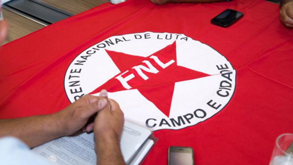 Bandeira da FNL. Foto: Albino Oliveira/MDA
