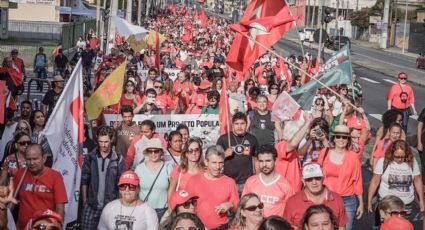 1º de Maio: Aos gritos de 'Lula livre', milhares já tomam as ruas de Curitiba