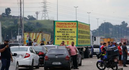 Caminhoneiros mantêm rodovias paralisadas e país pode entrar em caos a partir de hoje