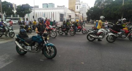 Motociclistas protestam na frente do prédio da Petrobras contra Parente e o aumento da gasolina