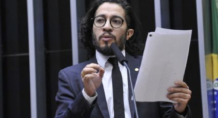 Ameaçado, Jean Wyllys deixa o Brasil e abre mão do mandato de deputado