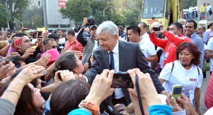 López Obrador é ovacionado por multidão no estádio Azteca