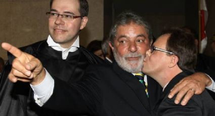 Professor da USP espalha fake news de beijo de Favreto em Lula