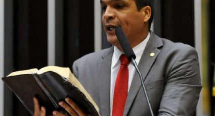 Deputado profetiza cura de colega tetraplégica em sessão na Câmara. Vídeo