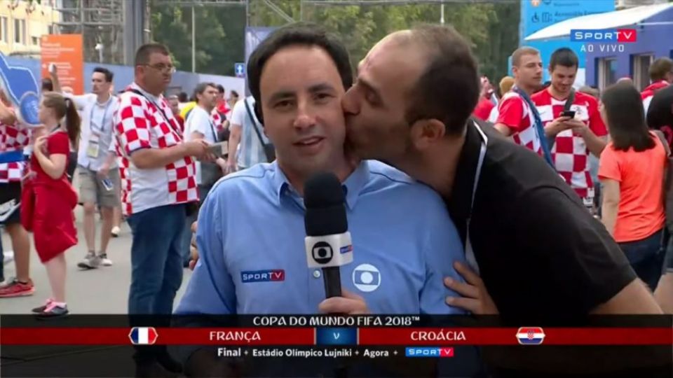 Pedro Bassan é beijado. Foto: Reprodução