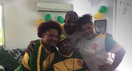 Arlindo Cruz assiste ao jogo do Brasil com a família em casa