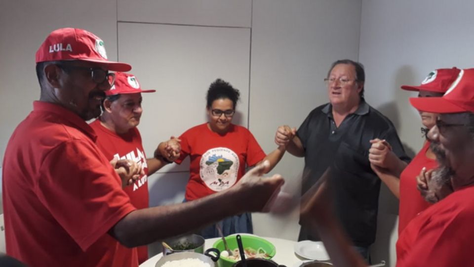 Militantes prestes a fazer a última refeição antes do início da greve de fome (Foto: PT na Câmara)