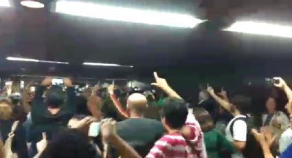 Vídeo: Trompetista comanda a massa com 'Lula Livre' no metrô da Carioca