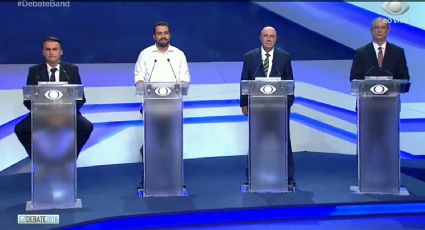 Bolsonaro é o único candidato sentado no debate da Band