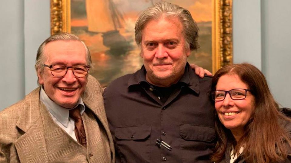 Olavo de Carvalho e a mulher, Roxane, com Steve Bannon (Foto: Josias Teófilo)