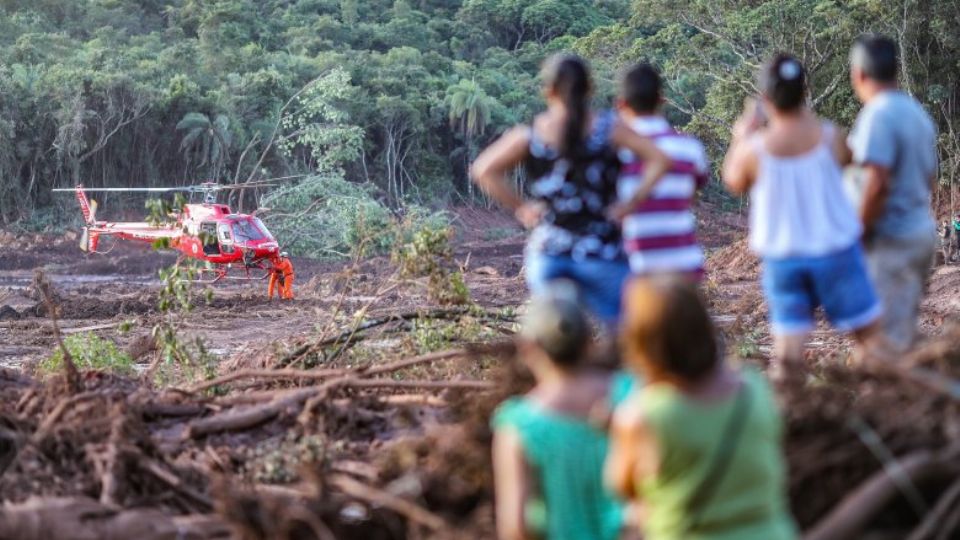 Bombeiros trabalham no resgate de vítimas de Brumadinho (Reprodução)