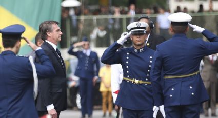 Bolsonaro resgata "ame ou deixe-o" de militares e lança slogan "Pátria amada, Brasil"