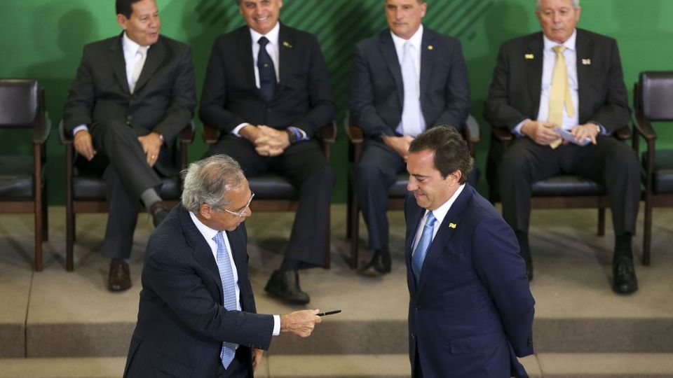 O ministro da Economia Paulo Guedes, assina o termo de posse do presidente da Caixa, Pedro Guimarães, durante cerimônia de posse aos presidentes dos bancos públicos.
(Agência Brasil)