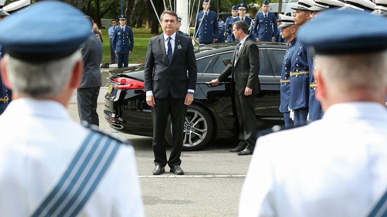Recuo na base americana mostra que quem manda no governo são os generais quatro estrelas