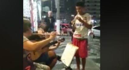 Menino que vende balas na rua se junta a músicos em Santos (SP) e vídeo viraliza