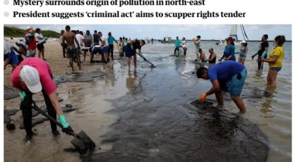 The Guardian destaca ação de voluntários limpando as praias do óleo e inação do governo Bolsonaro