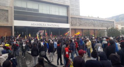 Manifestantes invadem prédio do Parlamento do Equador e Exército invade rádio independente