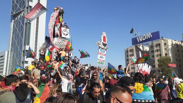 No Chile, primeira manifestação pós-acordo reúne 50 mil pessoas e sofre forte repressão policial
