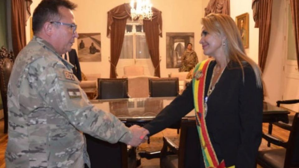 Williams Kaliman e a autoproclamada presidenta golpista Jeanine Áñez (Reprodução resumenlatinoamericano.org)