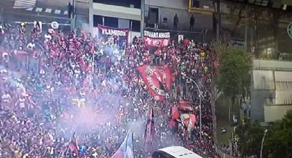 Torcida do Flamengo estende faixa "Stuart Angel Vive" na Base Aérea do Galeão, onde atleta foi assassinado