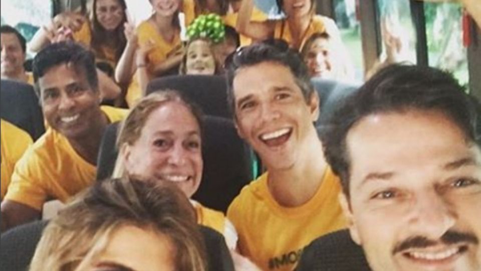 Artistas no ônibus que os levou para protesto no Rio - Foto: Reprodução