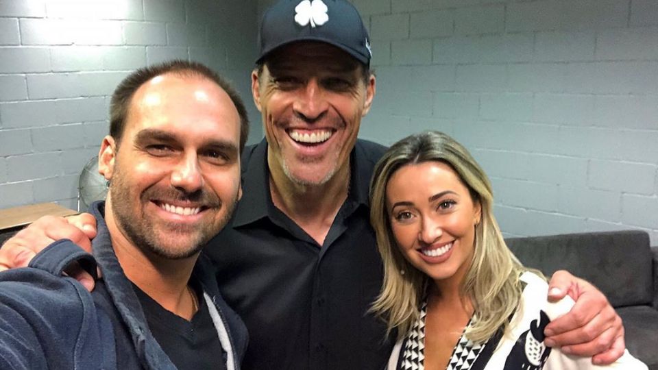 Eduardo e Heloísa Bolsonaro com Tonny Robbins, guru estadunidense do coach (Reprodução)
