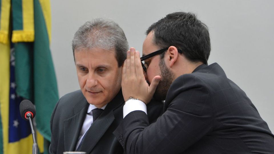 O doleiro Alberto Youssef e o advogado Tracy Reinaldet durante audiência na  Comissão Parlamentar de Inquérito (CPI) dos Fundos de Pensão (Valter Campanato/ Agência Brasil)