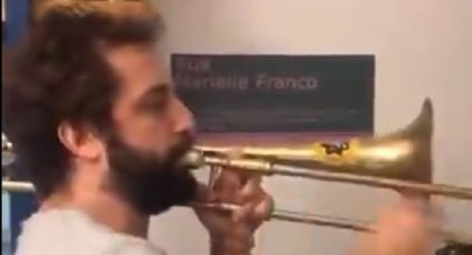 Gregório Duvivier toca trombone em homenagem a Lula