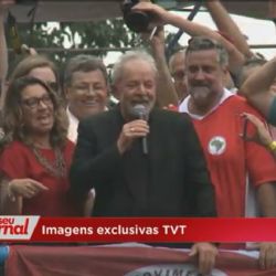 "Lá em cima tá o helicóptero da Rede Globo de Televisão para falar merda de novo do Lula"