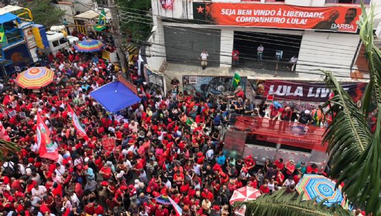 Milhares de pessoas aguardam chegada de Lula no ABC paulista: "Tu vens, tu vens. Eu já escuto os teus sinais"