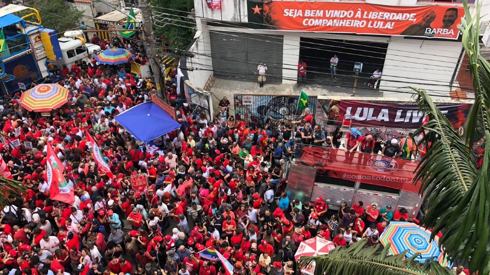 Militância aguarda chegada de Lula no Sindicato dos Metalúrgicos do ABC (Foto: Luísa Fragão)