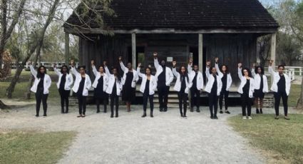 Estudantes negros de medicina postam foto em antiga fazenda de escravos: "A resiliência está no nosso DNA"