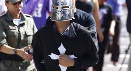 Homens vestidos de "cavaleiros templários" invadem protesto feminista no Piauí