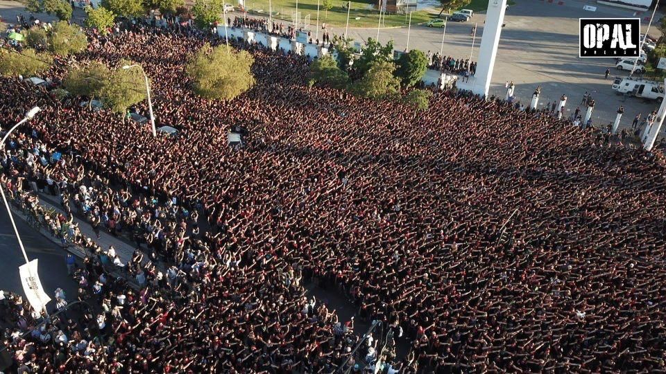 Performance do coletivo LasTesis reúne 10 mil mulheres em ato no Chile (Foto: Opal Prensa)