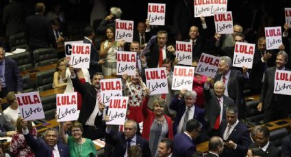 Bancada do PT faz ato #Lulalivre no plenário da Câmara Federal antes da posse