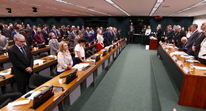 Em minuto de silêncio pelos mortos de Brumadinho, presidente da Vale é o único a não se levantar