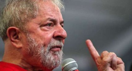 Lula assina intimação de processo de Atibaia e escreve que é inocente e vai recorrer