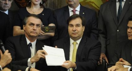 Bolsonaro diz ter caneta mais poderosa que a de Rodrigo Maia