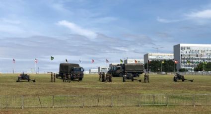 Canhões em frente ao Congresso para abertura dos trabalhos legislativos