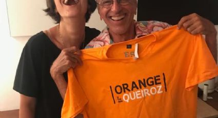 Manuela presenteia Caetano com camiseta “Orange is The New Queiroz” e bomba nas redes