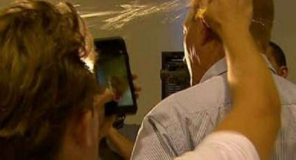 #EggBoy: Jovem quebra ovo na cabeça de senador australiano que culpou muçulmanos por atentado