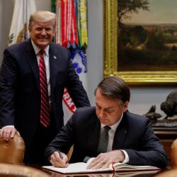 Bolsonaro se alinha a Trump no leilão da rede 5G no Brasil