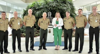 Líder de Bolsonaro no Congresso, Joice Hasselmann posa com militares para "celebrar" golpe de 64: "Selva"