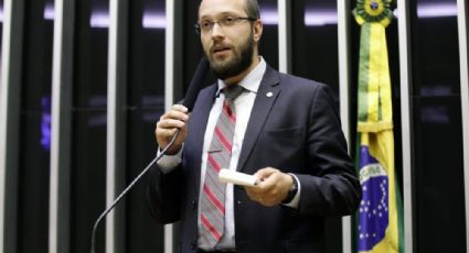 “Maior pensador brasileiro vivo”: deputado arranca gargalhadas ao falar sobre Olavo de Carvalho